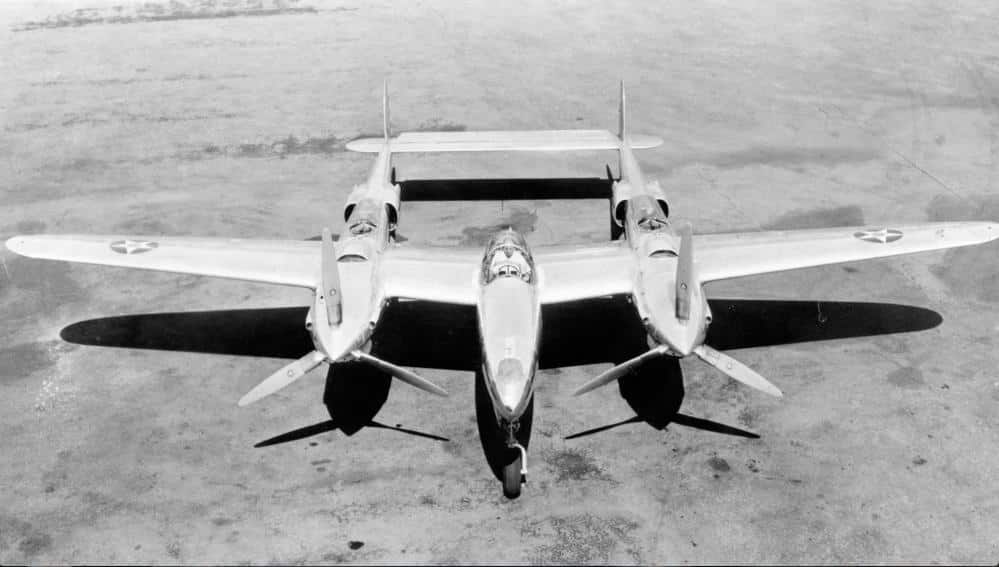 Опытный образец американского двухмоторного одноместного истребителя Локхид ХР-38 «Лайтнинг». В серии будет выпущено более 10000 самолетов этого типа, которые станут одними из лучших американских истребителей и разведчиков во II мировой войне
